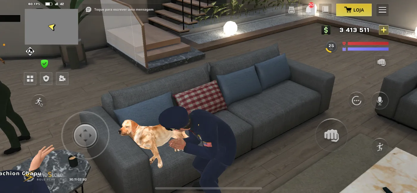 Policial fazendo carinho em um cachorro dentro de uma casa de luxo