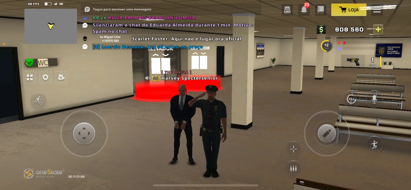 Policial escoltando um preso da facção The Mafia