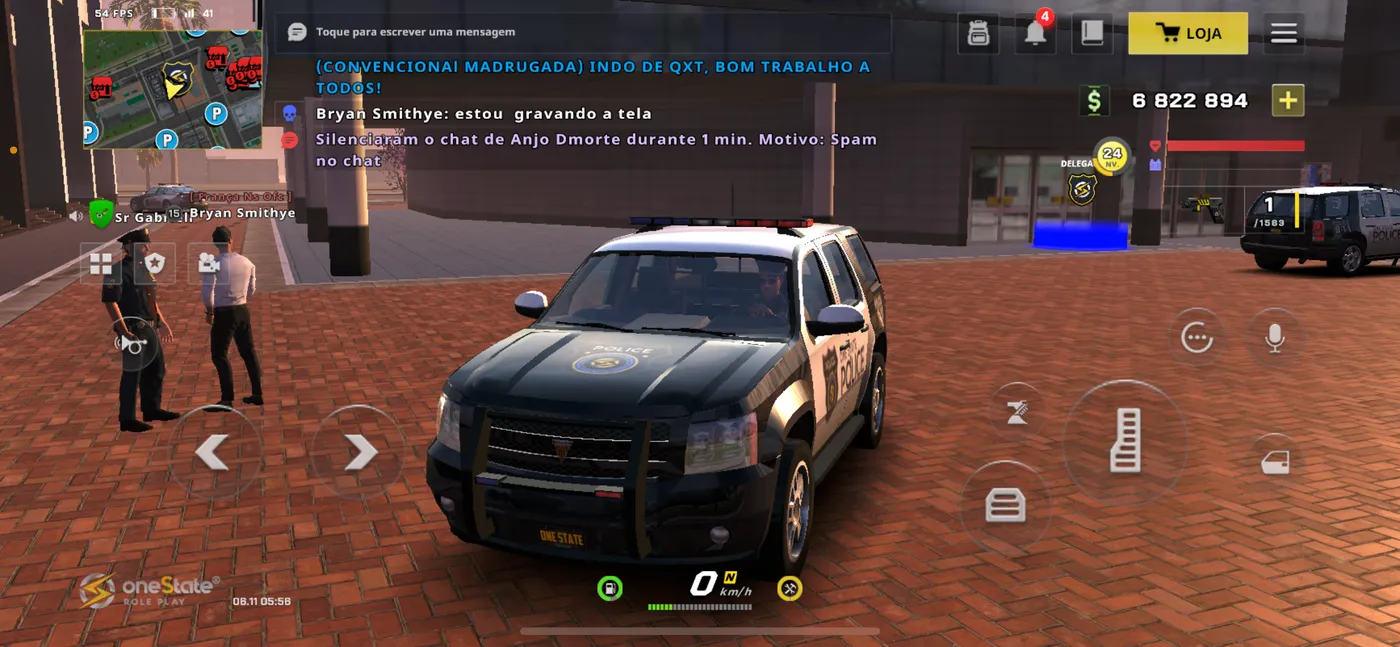 SUV da polícia estacionada em frente à delegacia